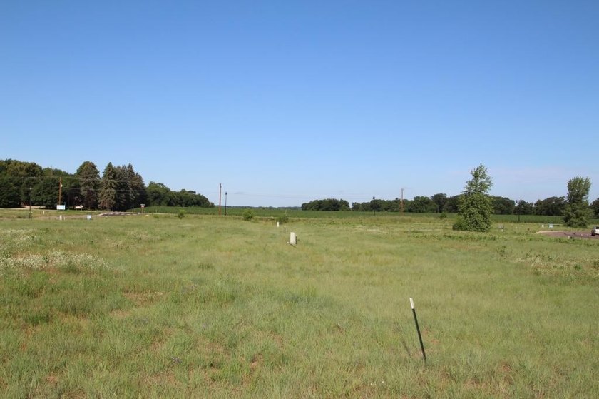 Oak Ridge Crossing features beautiful lots in the rapidly - photo 11