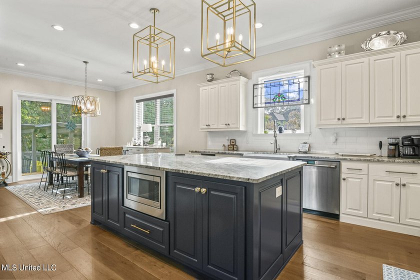 Beautiful Custom Built Home only 6 years old with Chef's Kitchen - photo 12