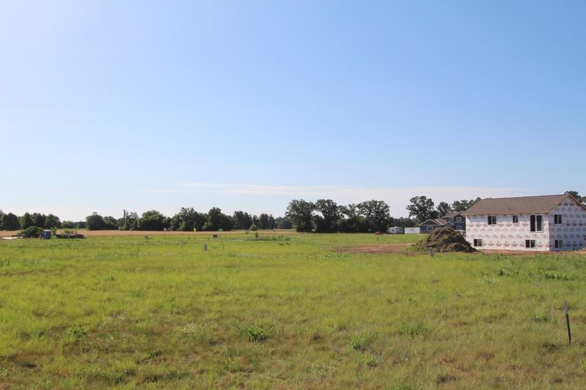Oak Ridge Crossing features beautiful lots in the rapidly - photo 15
