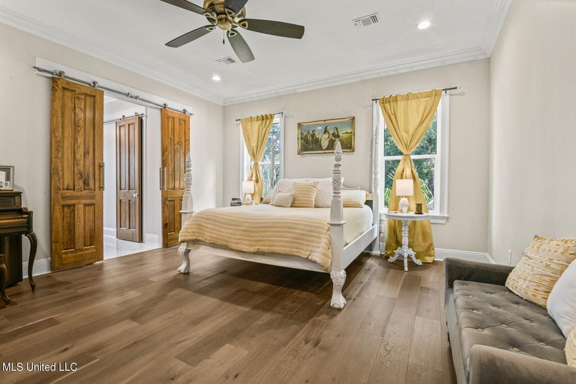 Beautiful Custom Built Home only 6 years old with Chef's Kitchen - photo 16