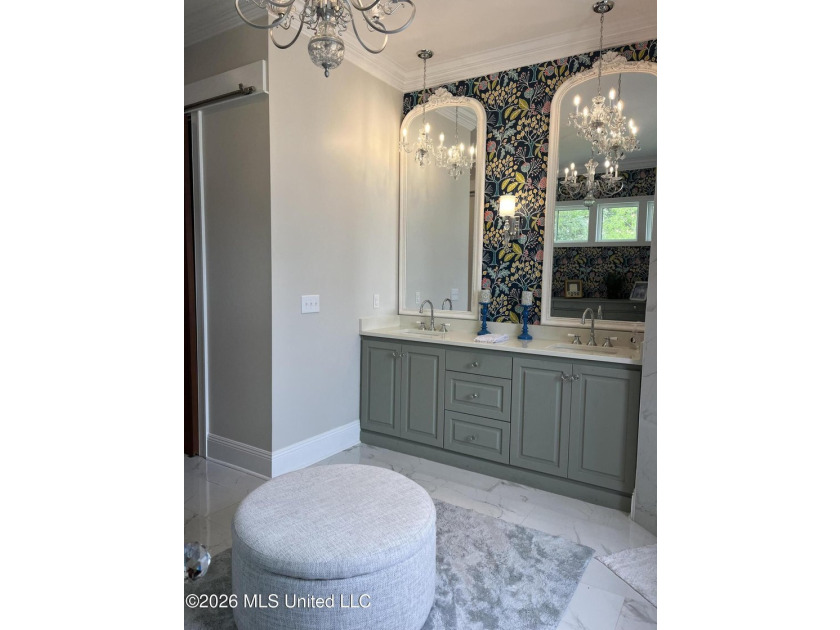 Beautiful Custom Built Home only 6 years old with Chef's Kitchen - photo 18