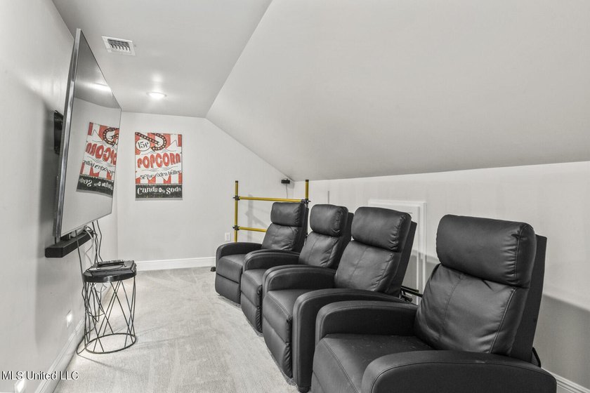 Beautiful Custom Built Home only 6 years old with Chef's Kitchen - photo 25