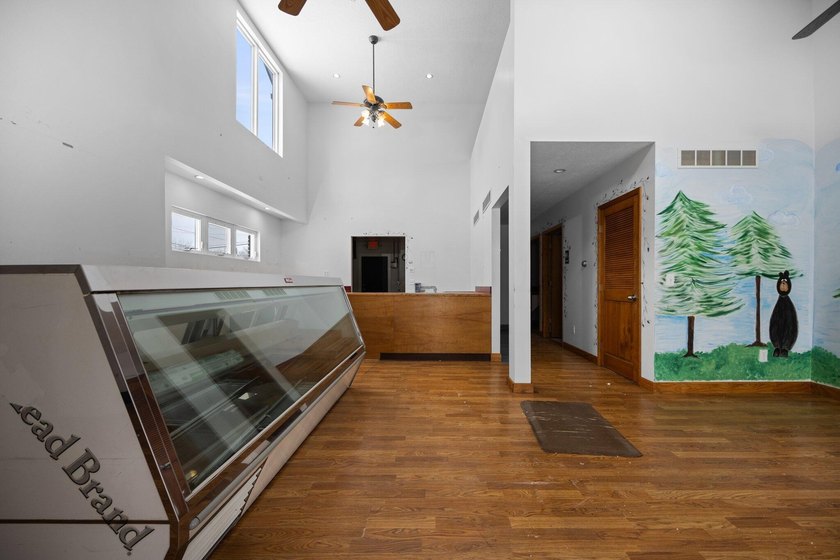 1,122 sq ft of retail space in this high traffic exposure - photo 6
