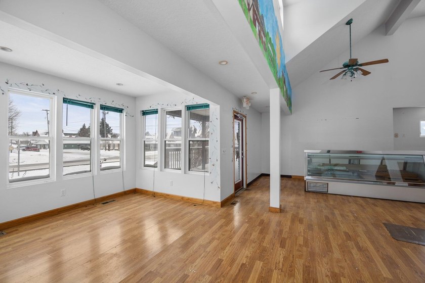 1,122 sq ft of retail space in this high traffic exposure - photo 8
