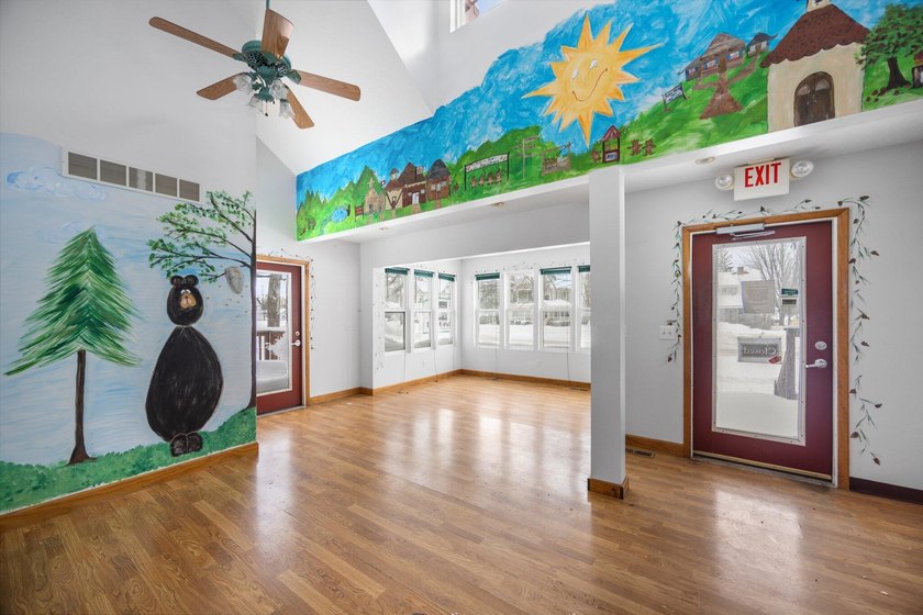 1,122 sq ft of retail space in this high traffic exposure - photo 9