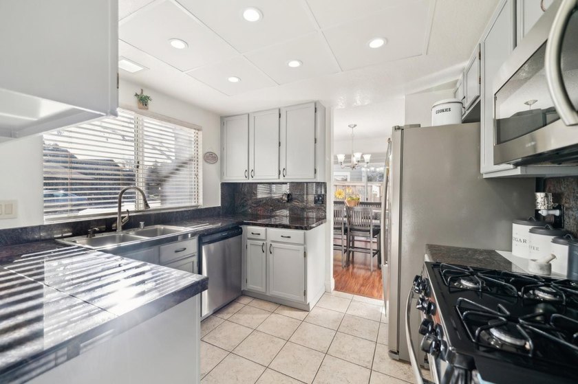 Gorgeous 3 Bedroom, 2.5 Bath Townhouse in South San Jose. Quiet - photo 7