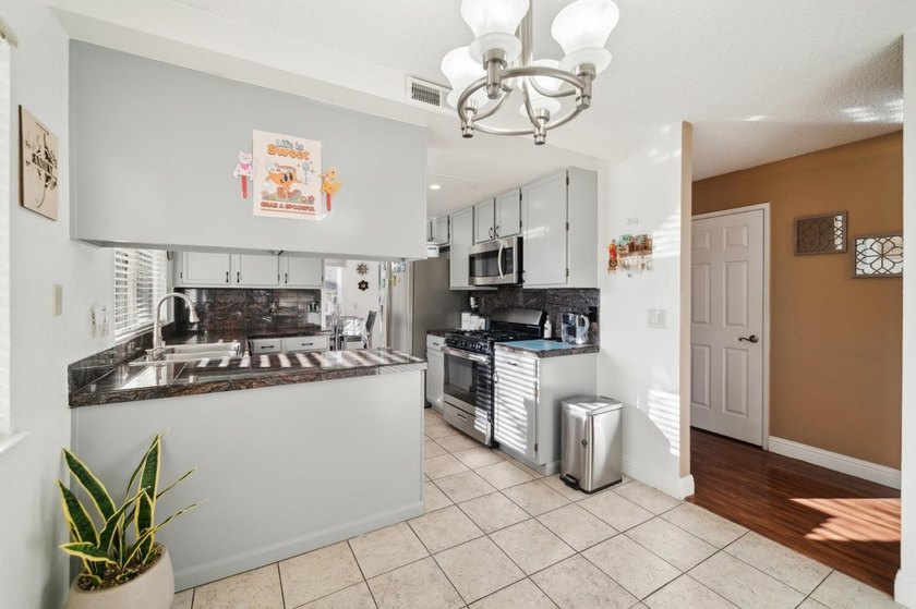 Gorgeous 3 Bedroom, 2.5 Bath Townhouse in South San Jose. Quiet - photo 8
