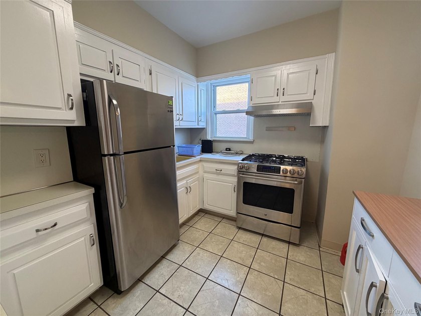 Charming two-dwelling property in the desirable Pelham Bay area - photo 3