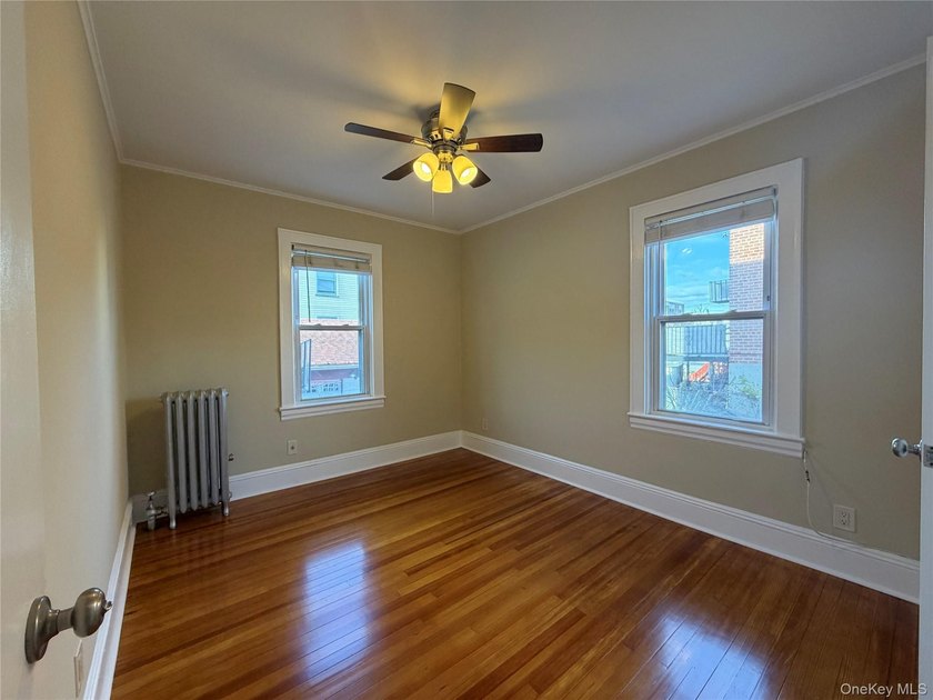 Charming two-dwelling property in the desirable Pelham Bay area - photo 4