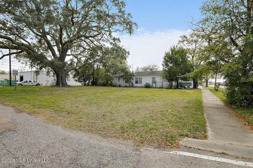 Corner lot located near Downtown Gulfport. Perfect location for - photo 2