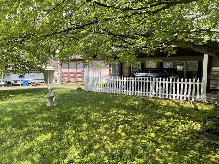 Spacious 3 bedroom, 2 bath, 1456 sq ft home on a double lot that - photo 2
