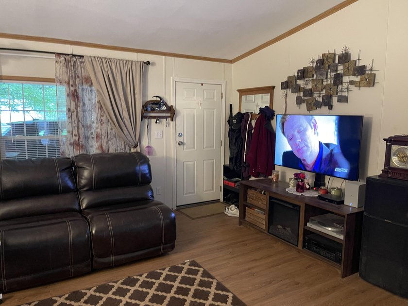 Spacious 3 bedroom, 2 bath, 1456 sq ft home on a double lot that - photo 3