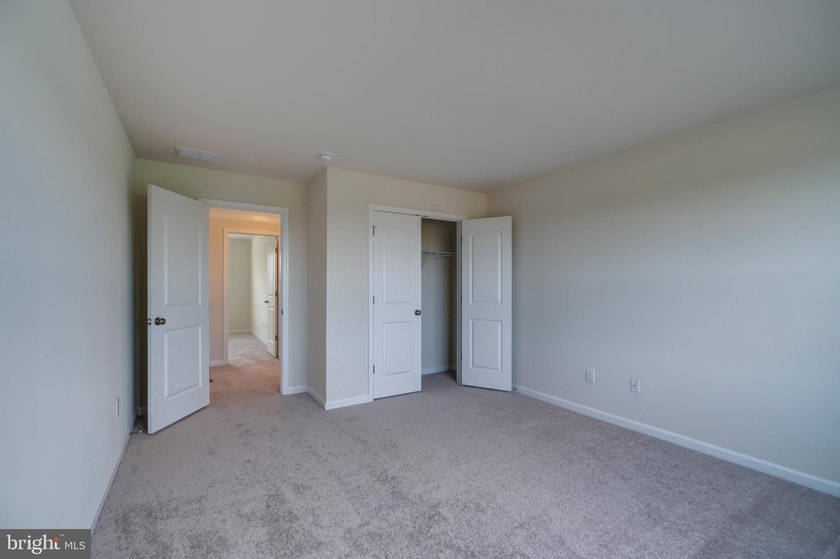 The Legend features a 1st-floor owner suite with a grand - photo 7