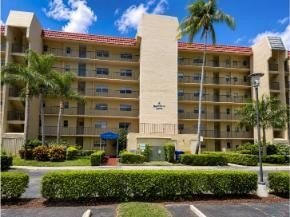 Welcome to this 2-bed/2-bath condo located in Poinciana Country - photo 2