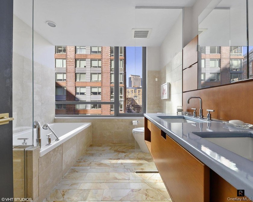 SPRAWLING 3BED/4 BATH IN THE PRIVATE EAST WING OF THE RIVERHOUSE - photo 16