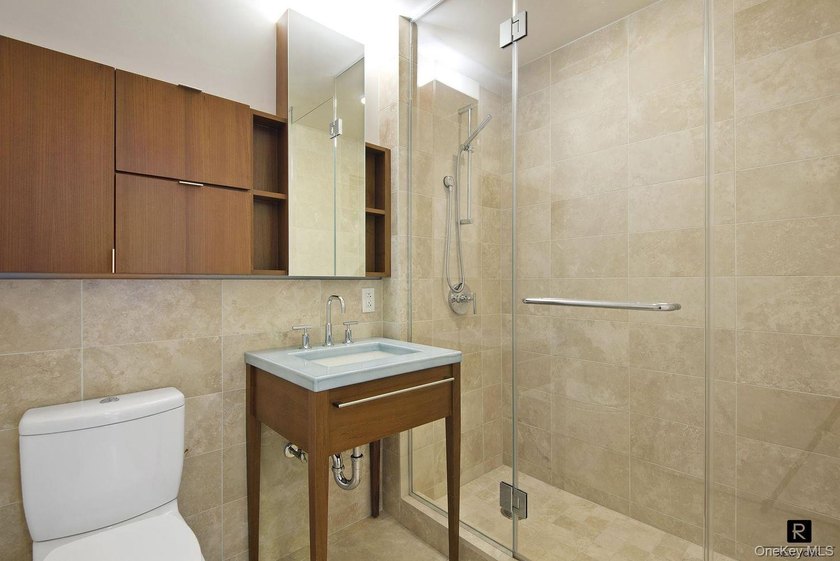 SPRAWLING 3BED/4 BATH IN THE PRIVATE EAST WING OF THE RIVERHOUSE - photo 20