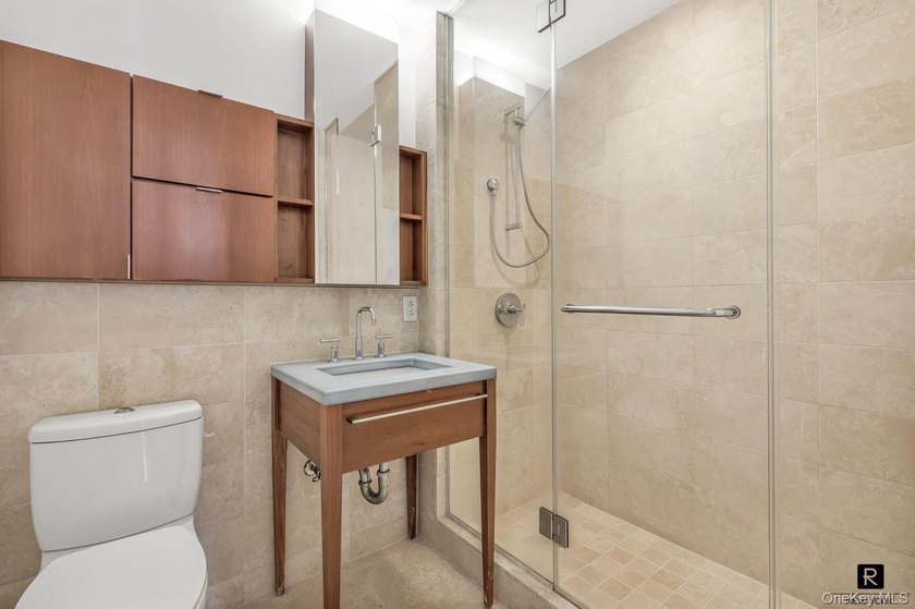 SPRAWLING 3BED/4 BATH IN THE PRIVATE EAST WING OF THE RIVERHOUSE - photo 22