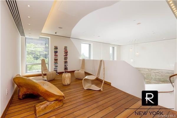 SPRAWLING 3BED/4 BATH IN THE PRIVATE EAST WING OF THE RIVERHOUSE - photo 33