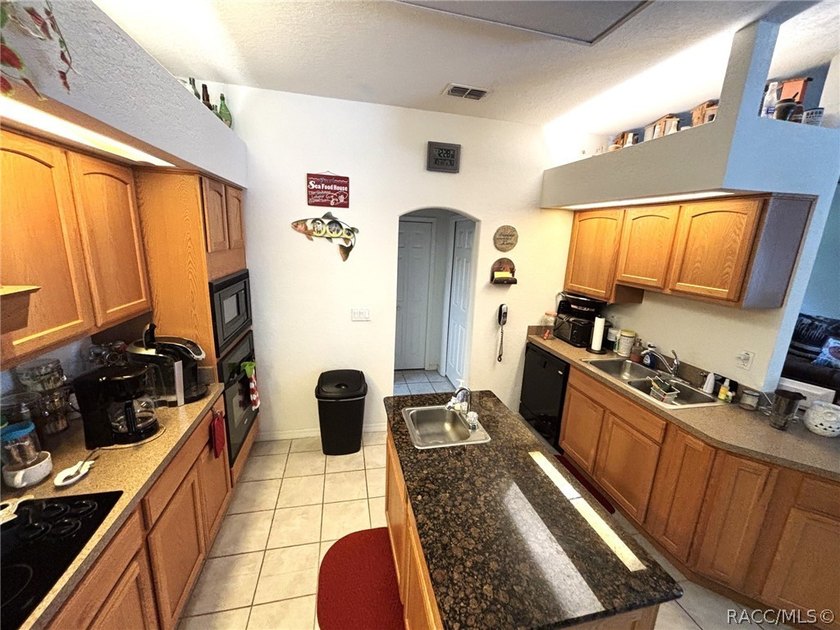 Welcome to this beautifully maintained 3-bedroom, 2-bathroom - photo 11