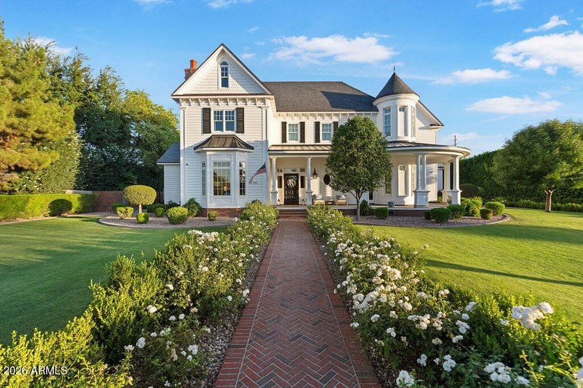 This extraordinary custom estate offers approximately 14,950 SF - photo 3