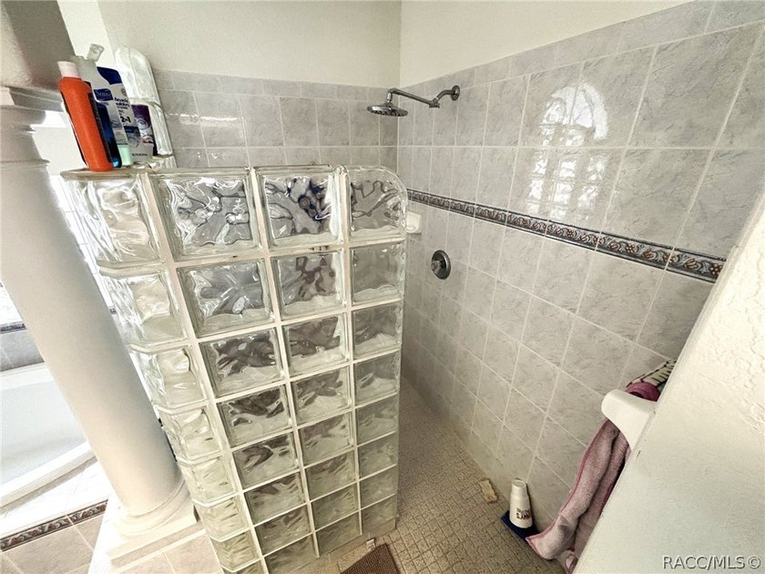 Welcome to this beautifully maintained 3-bedroom, 2-bathroom - photo 27