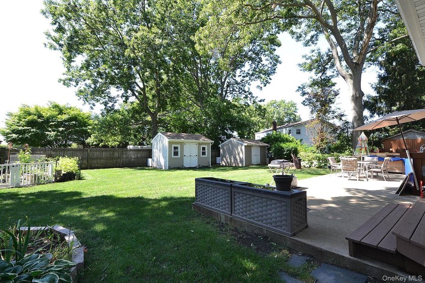 Welcome to this spacious 4-bedroom, 3-bath expanded ranch - photo 18