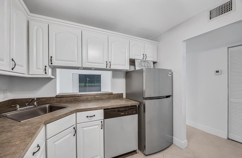 Welcome to this newly renovated, move-in-ready first-floor condo - photo 7