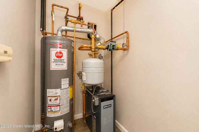 LOOK NO FURTHER!! THIS BEAUTIFULLY RENOVATED END-UNIT CONDO IS - photo 22