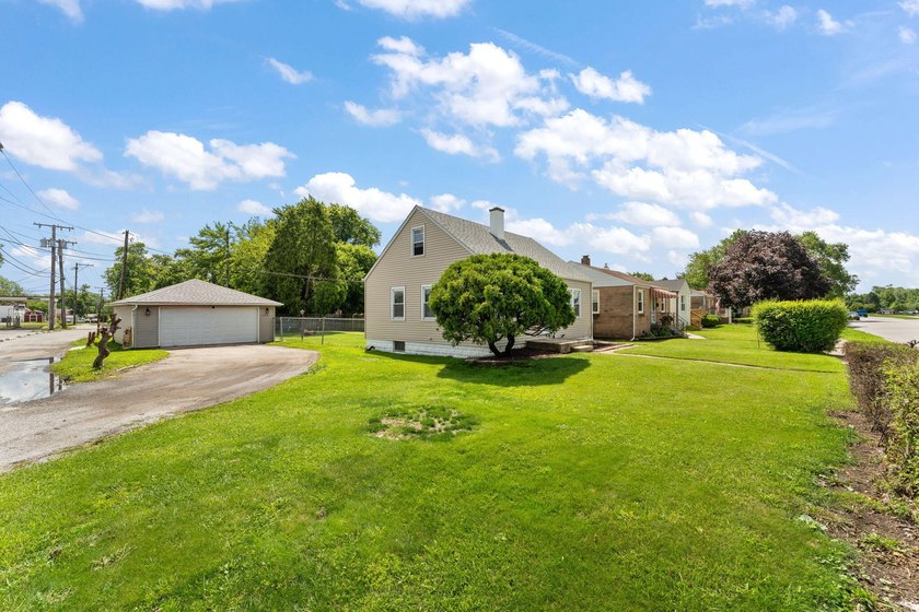 Welcome home to this charming 3-bedroom gem, perfectly situated - photo 4