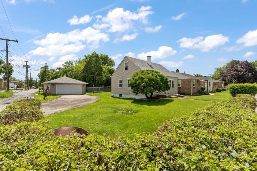 Welcome home to this charming 3-bedroom gem, perfectly situated - photo 5