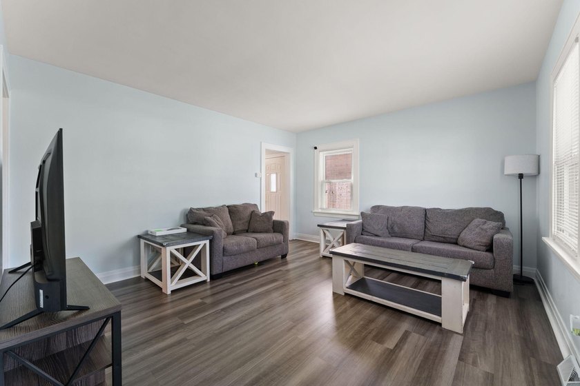 Welcome home to this charming 3-bedroom gem, perfectly situated - photo 6