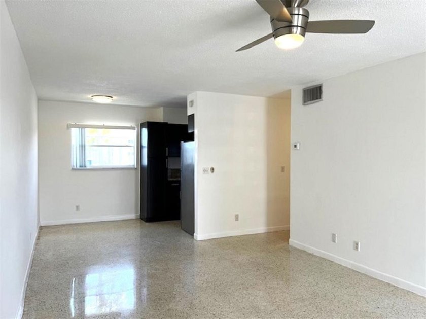 THIS IS A GREAT ONE BEDROOM ONE BATH UPSTAIRS APARTMENT. NEWER - photo 2