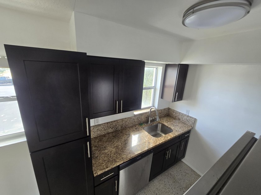 THIS IS A GREAT ONE BEDROOM ONE BATH UPSTAIRS APARTMENT. NEWER - photo 3