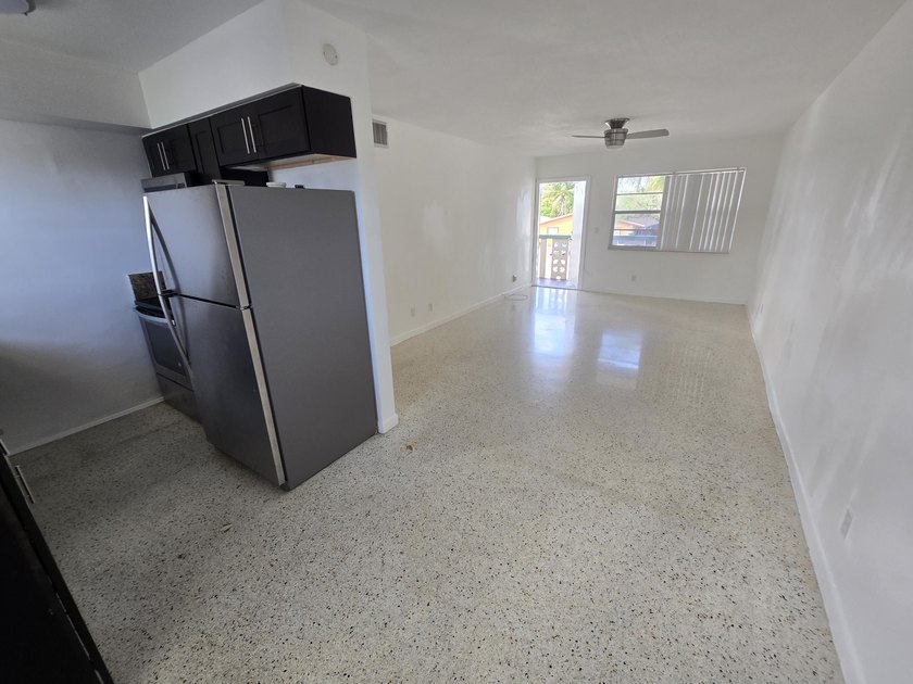 THIS IS A GREAT ONE BEDROOM ONE BATH UPSTAIRS APARTMENT. NEWER - photo 5