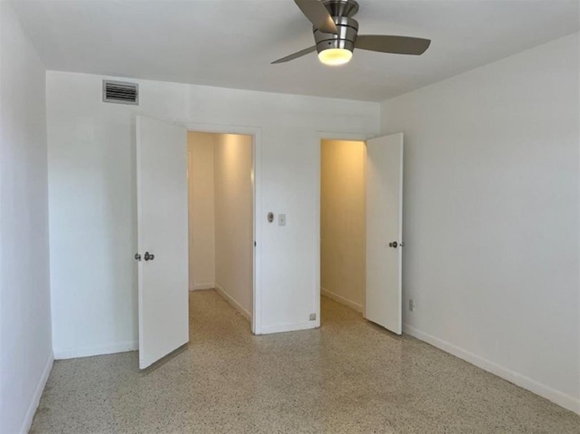 THIS IS A GREAT ONE BEDROOM ONE BATH UPSTAIRS APARTMENT. NEWER - photo 7