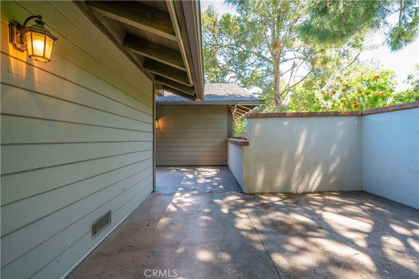POOL, SPA, GREENBELT, AND TREE VIEWS FROM THIS CUL-DE-SAC CORNER - photo 3