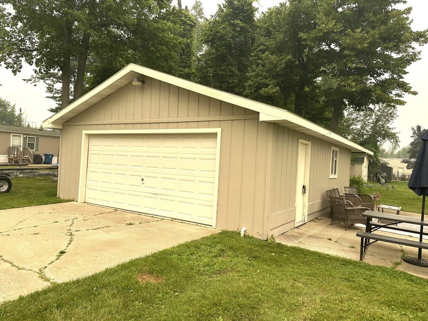 Note: Exterior color is taupe, but due to smoke &amp; haze from the - photo 3