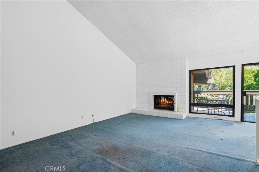 POOL, SPA, GREENBELT, AND TREE VIEWS FROM THIS CUL-DE-SAC CORNER - photo 8