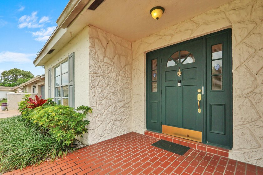 Excellent opportunity to own this 2 bed, 2 bath home close to - photo 3