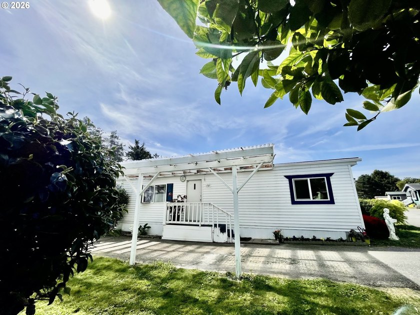 Welcome to this charming home, tucked into a peaceful community - photo 2