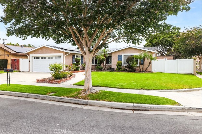 Perfectly positioned on a desirable corner lot, this beautifully - photo 2