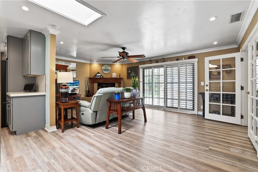 Perfectly positioned on a desirable corner lot, this beautifully - photo 5