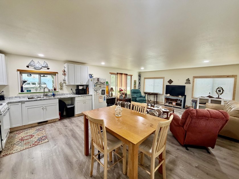 Welcome to this newly renovated home, updated from top to bottom - photo 6
