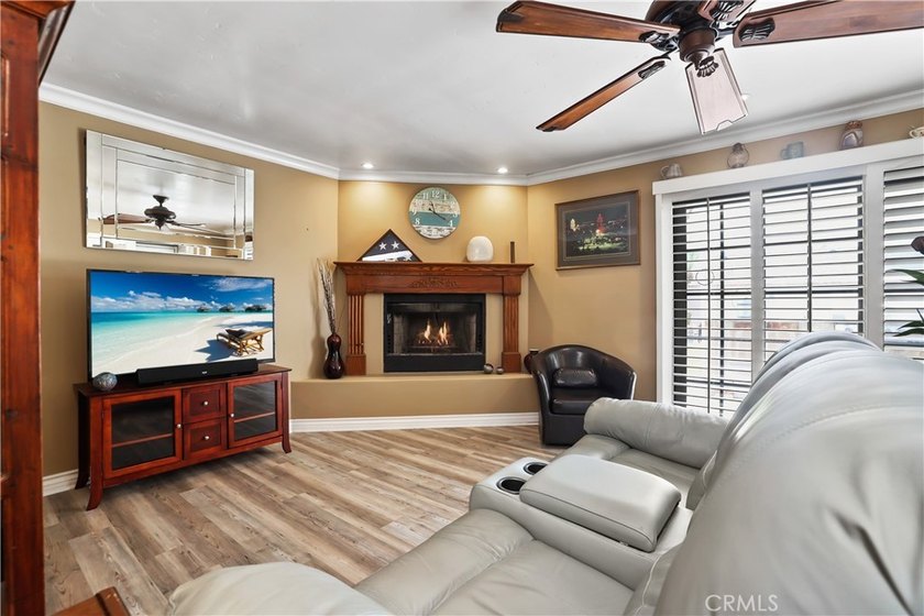Perfectly positioned on a desirable corner lot, this beautifully - photo 7
