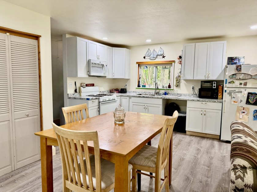 Welcome to this newly renovated home, updated from top to bottom - photo 7