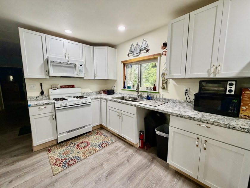 Welcome to this newly renovated home, updated from top to bottom - photo 8