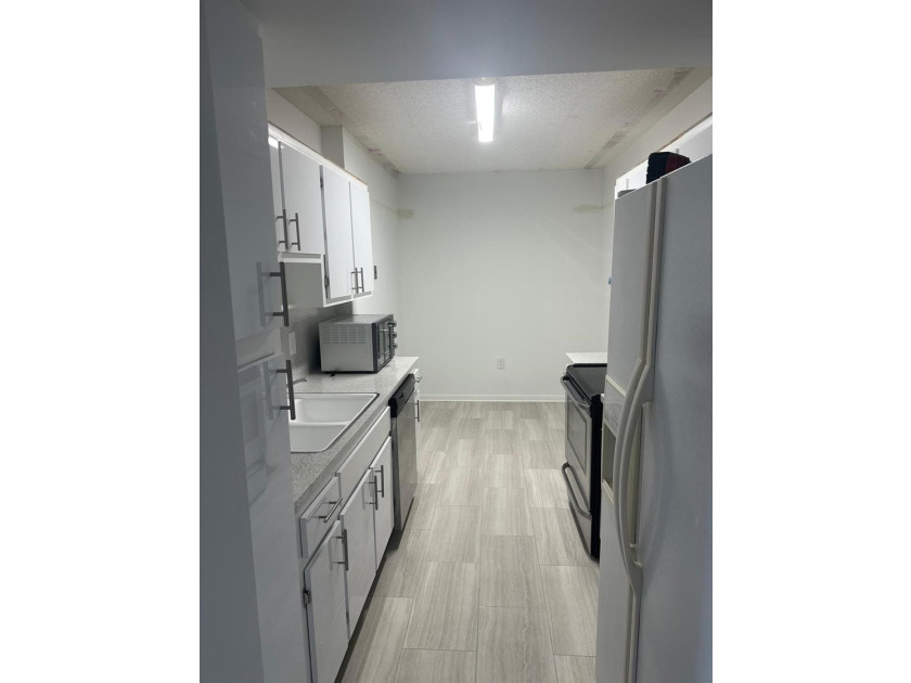 Charming and well-maintained 1-bedroom, 1.5-bathroom apartment - photo 14
