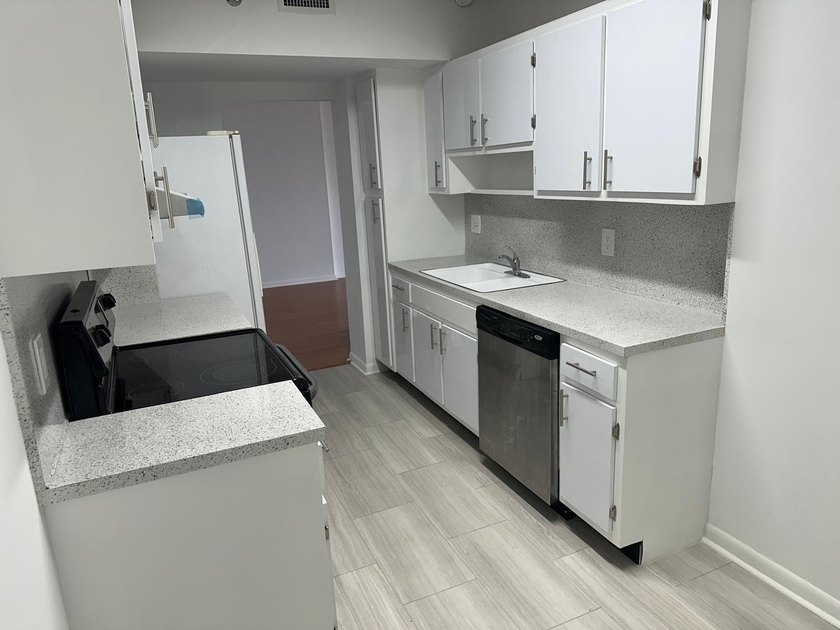 Charming and well-maintained 1-bedroom, 1.5-bathroom apartment - photo 15