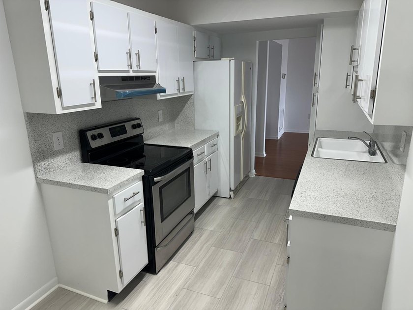 Charming and well-maintained 1-bedroom, 1.5-bathroom apartment - photo 16