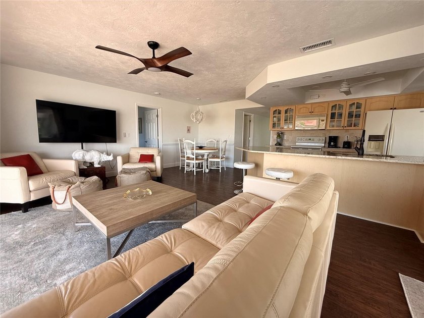Come home to this light, bright, cozy split bedroom modern - photo 11
